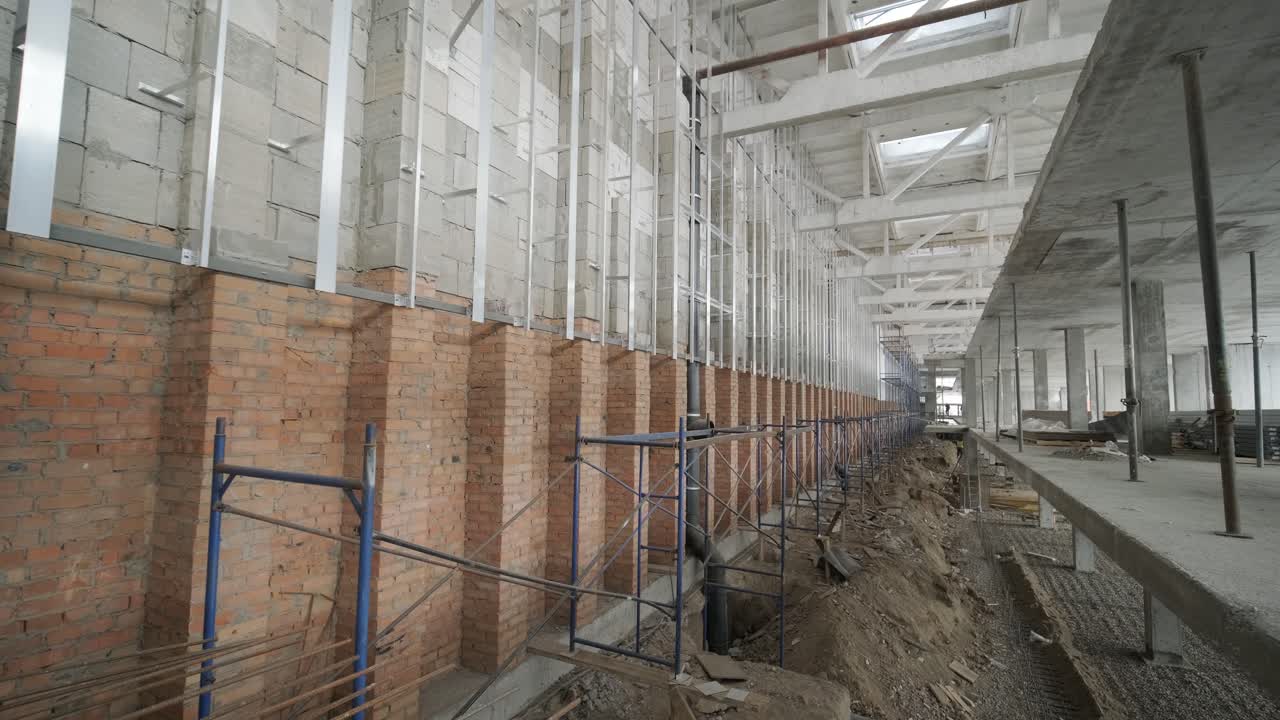 escena de un gran sitio de construcción de una oficina comercial