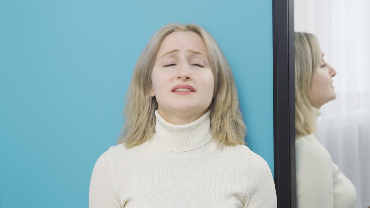 걱정되고 불안한 젊은 여성은 집에서 무기력합니다.