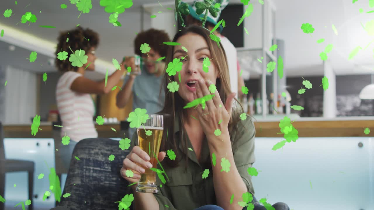 animación de iconos de trébol sobre diversos amigos bebiendo cerveza
