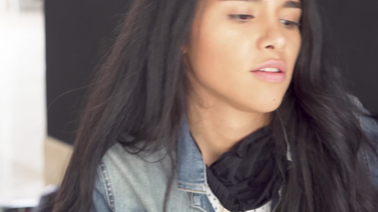 joven hermosa mujer latina de pelo negro trabajando en un proyecto de dibujo