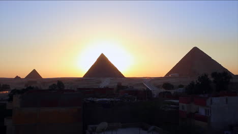 amanecer detrás de las grandes pirámides de giza 1