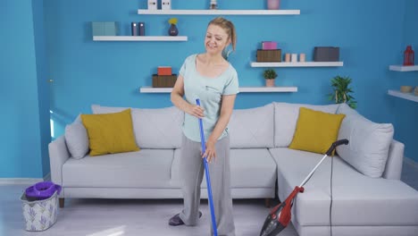 The-woman-cleaning-by-dancing-is-happy.