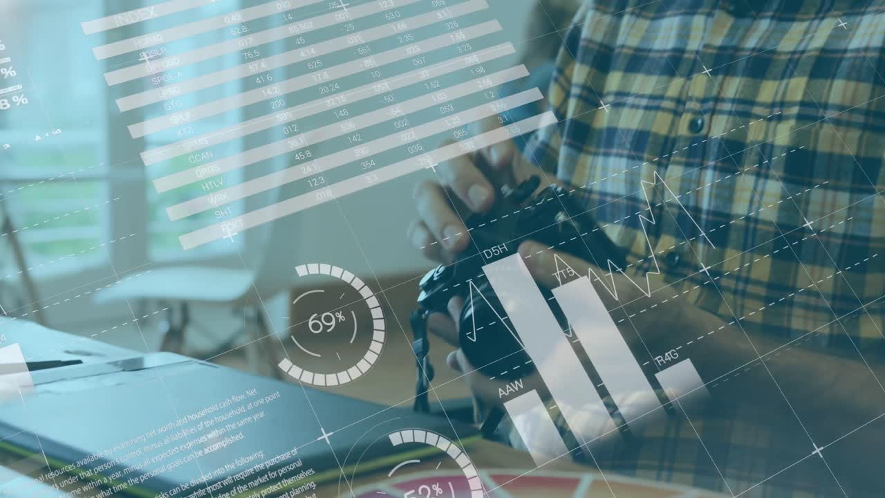 animación del procesamiento de datos estadísticos contra un fotógrafo masculino biracial que usa una cámara digital