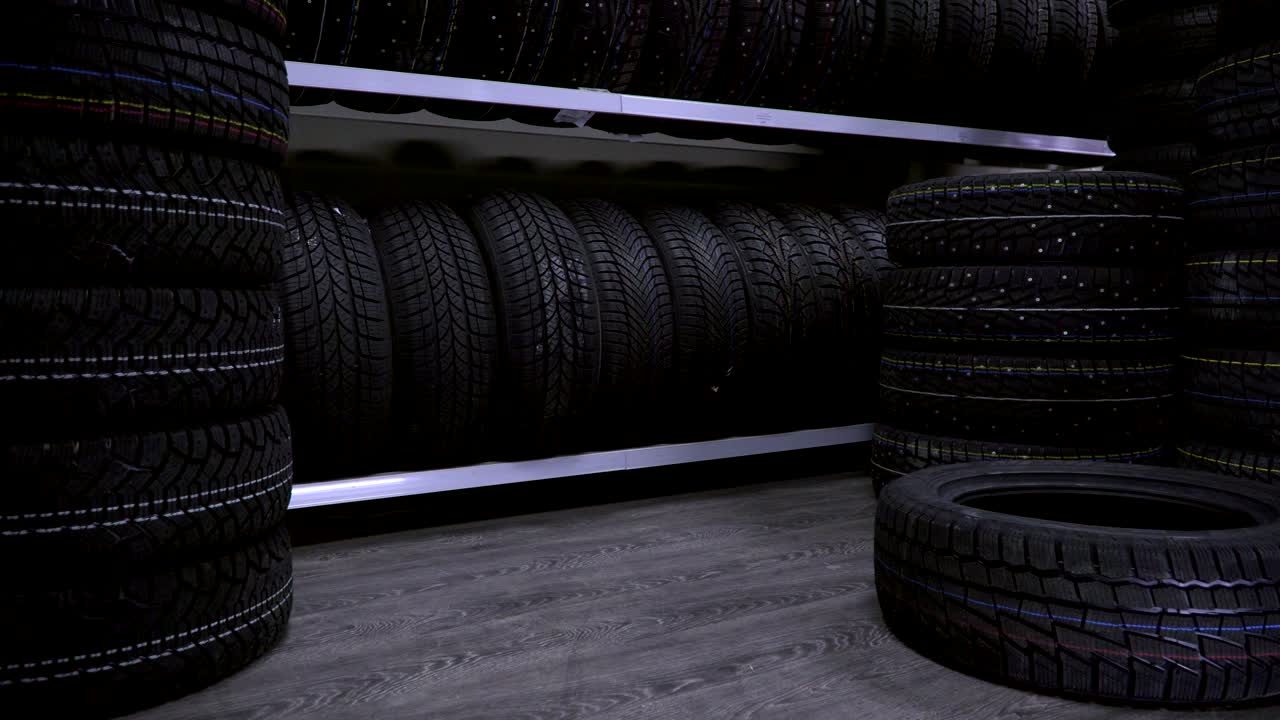 el neumático cayó del estante al suelo.