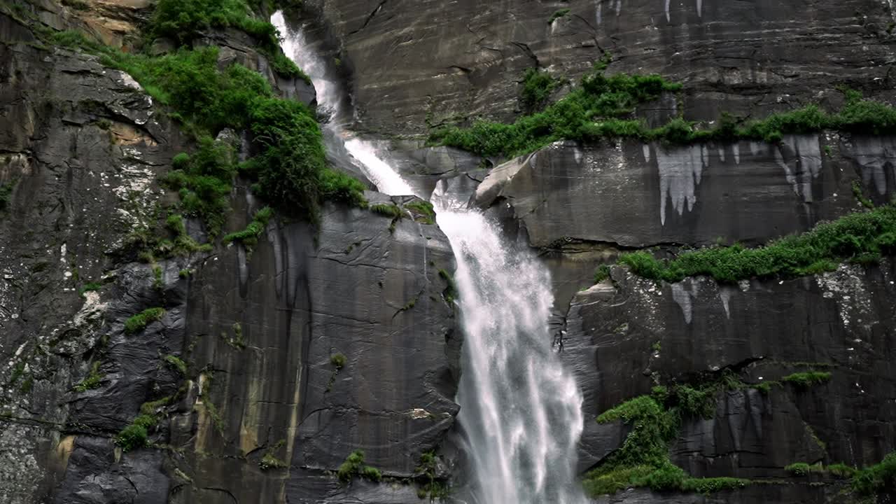 corriente notable que baja de las montañas rocosas - cascadas de jogini - una atracción turística en vashisht, himachal pradesh, india