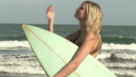 Mujer-Con-Tabla-De-Surf