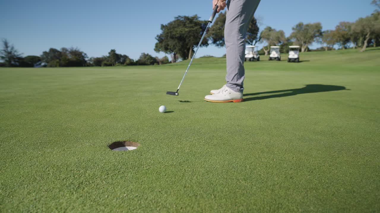 그린에서 골프를 치고