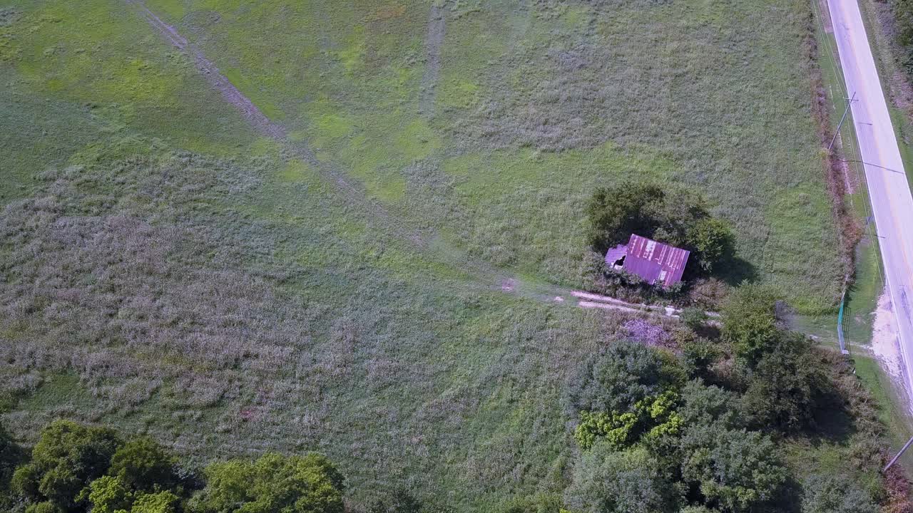 un viejo granero deteriorado