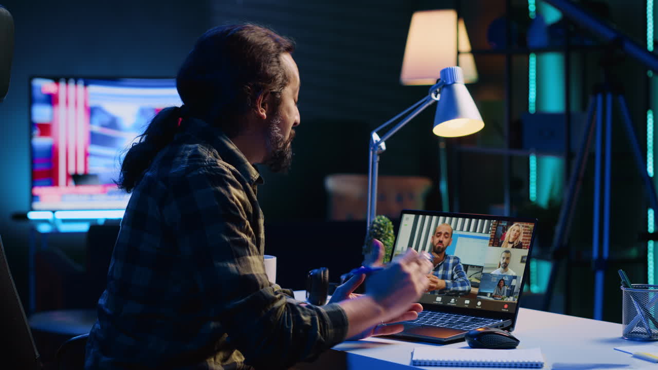 hombre que trabaja desde casa participando en una videoconferencia corporativa a distancia