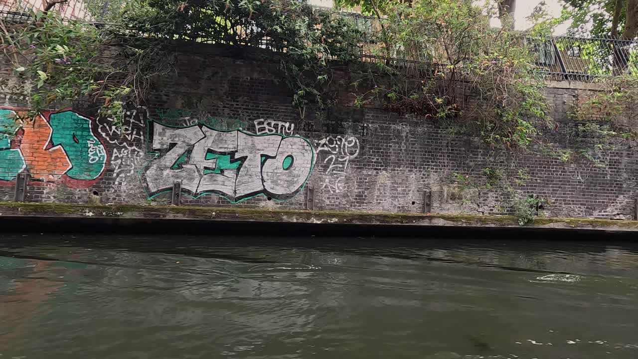 arte de graffiti en la pared del canal en londres