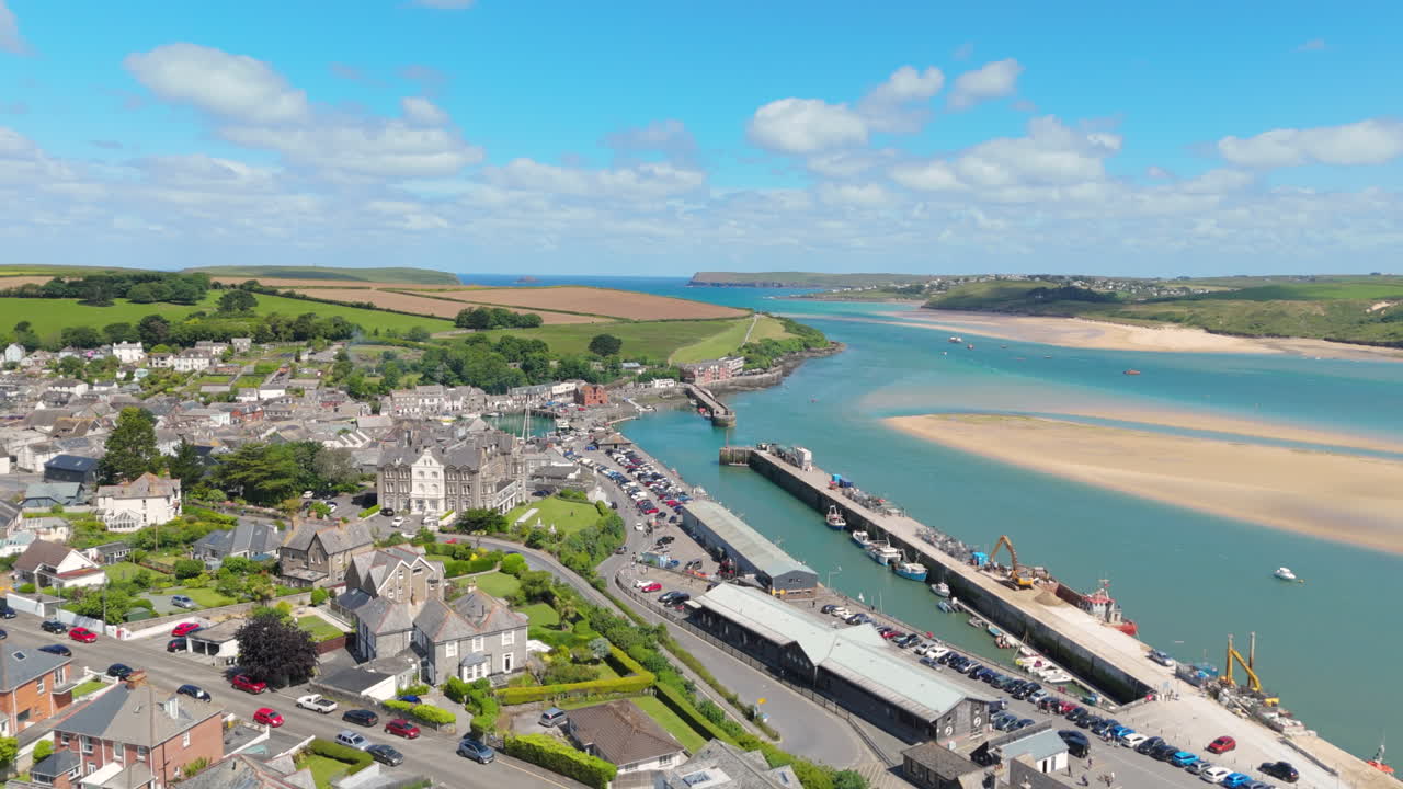 저류 때 낙타 강 입구에 있는 패드스토우 항구 위의 드론 뷰