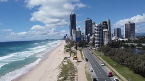 Luftaufnahme-Des-Hauptstrandes-An-Der-Australischen-Goldküste-Wolkenkratzer-Und-Hotels-Im-Hintergrund