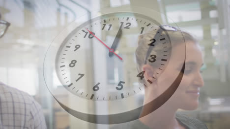 animación de reloj de tic-tac contra un hombre y una mujer diversos discutiendo mientras suben escaleras en la oficina