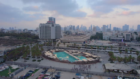 Piscina-Gordon-Al-Atardecer-Cerca-Del-Puerto-Deportivo-De-Tel-Aviv---Disparo-De-Paralaje