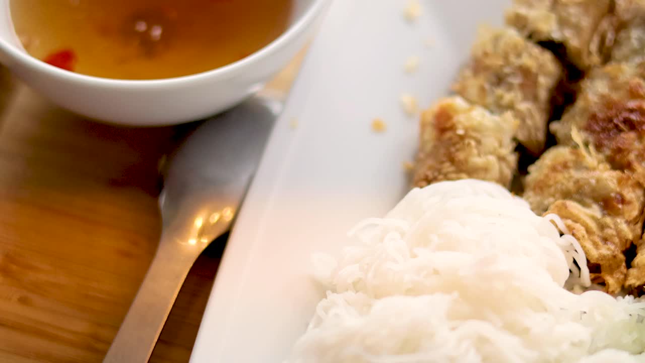 신선한 초록색과 소스와 함께 맛있는 돼지고기 누들