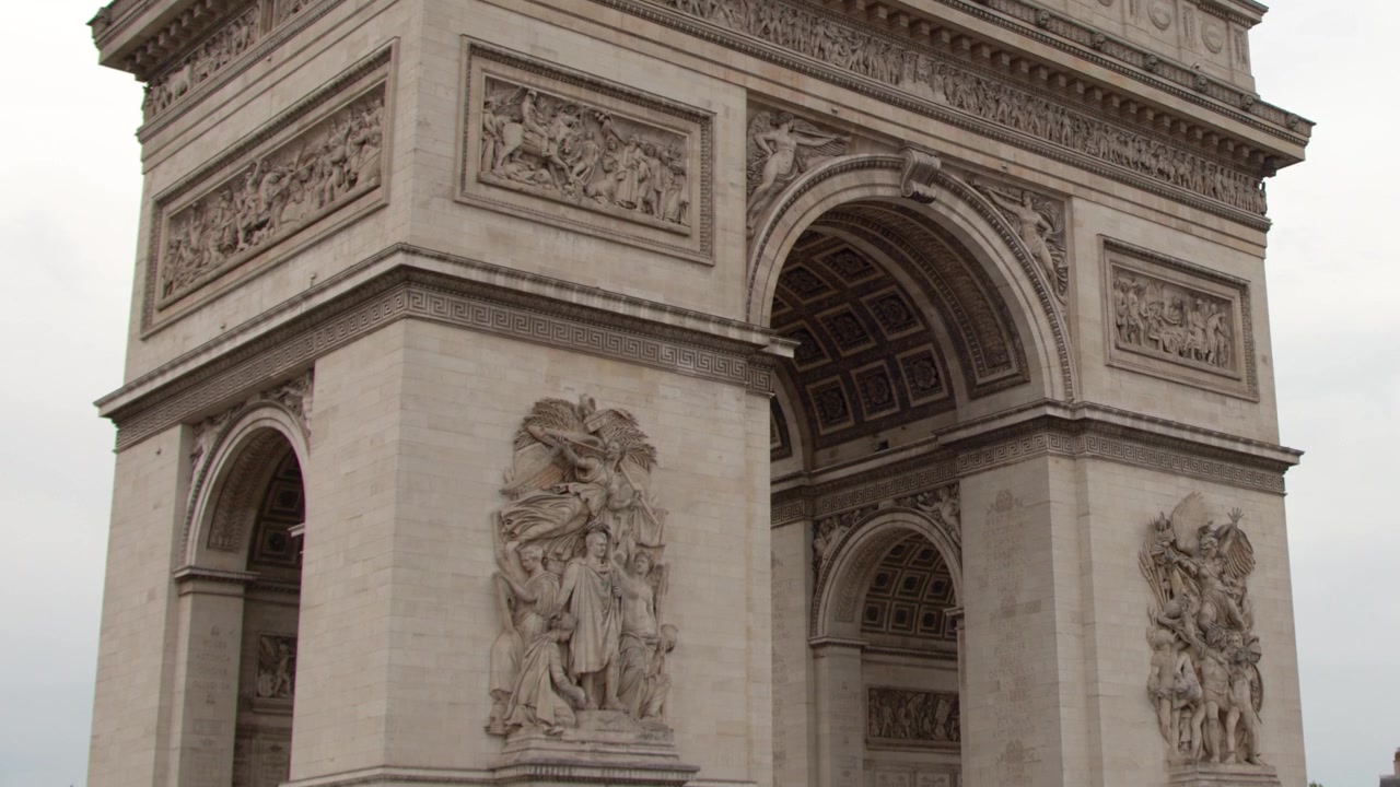 Inquadratura dal basso dell'Arco di Trionfo, monumento simbolo, sotto un cielo coperto a Parigi