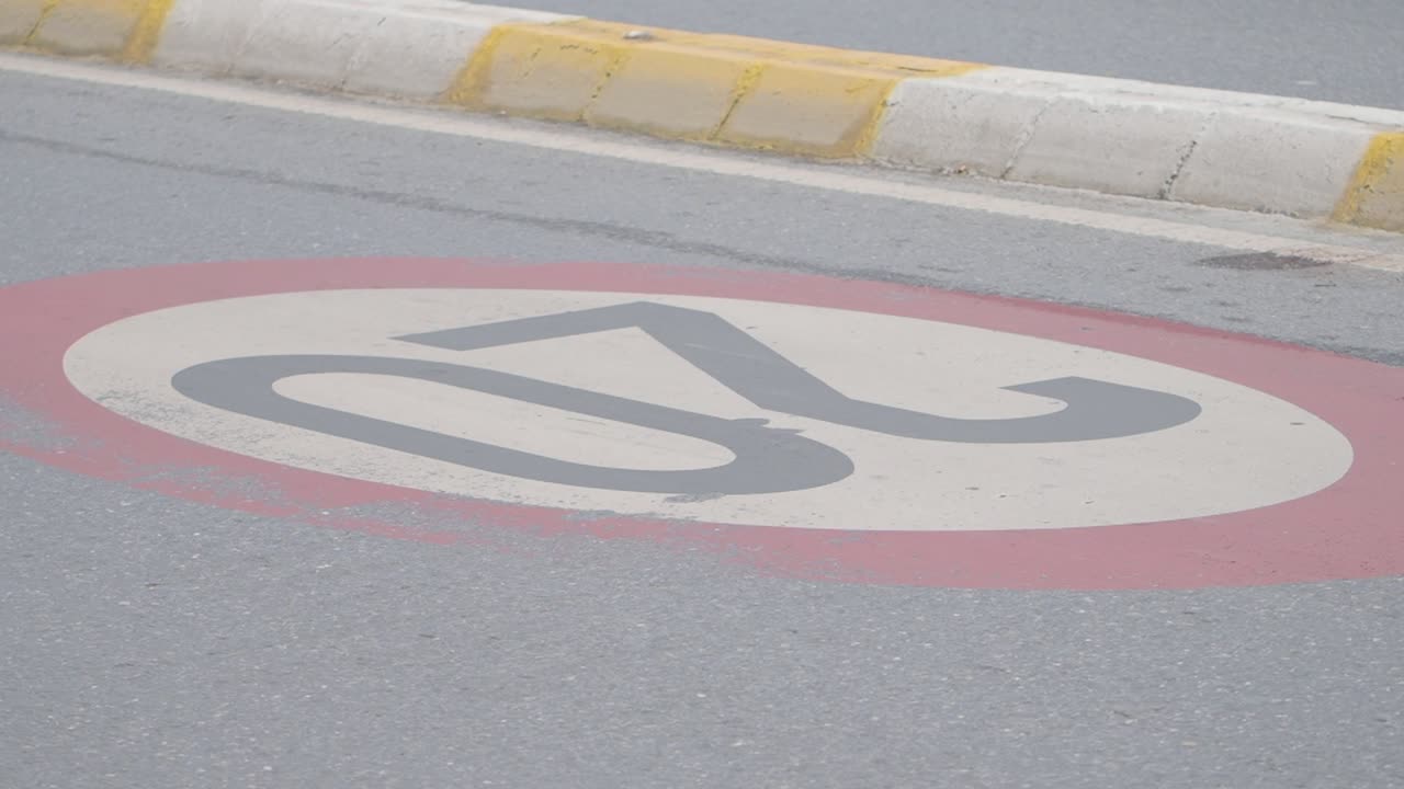 도로에서 30km/h 속도 제한이 있어요