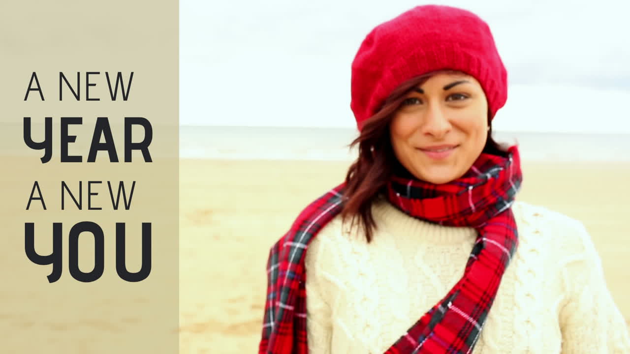 mujer corriendo en la playa en la víspera de año nuevo 4k