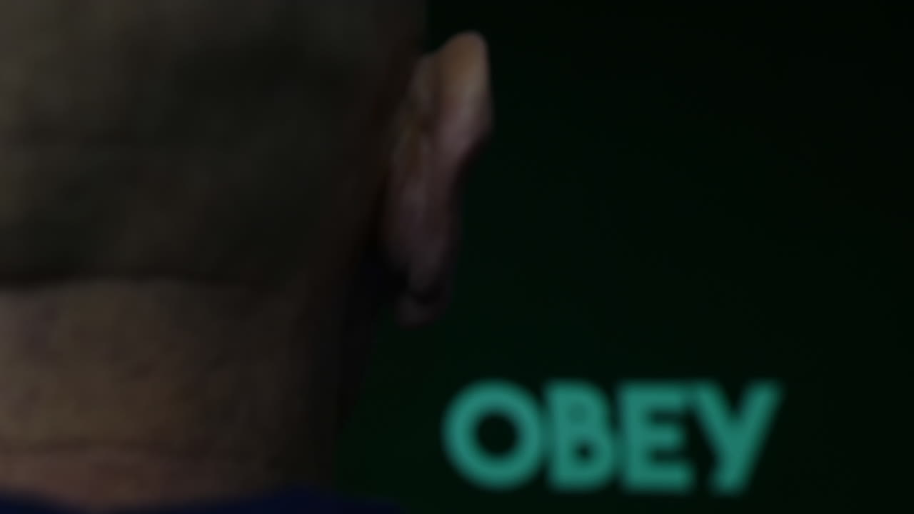 Un hombre al que le lavan el cerebro para obedecer en un estado autoritario distópico orwelliano