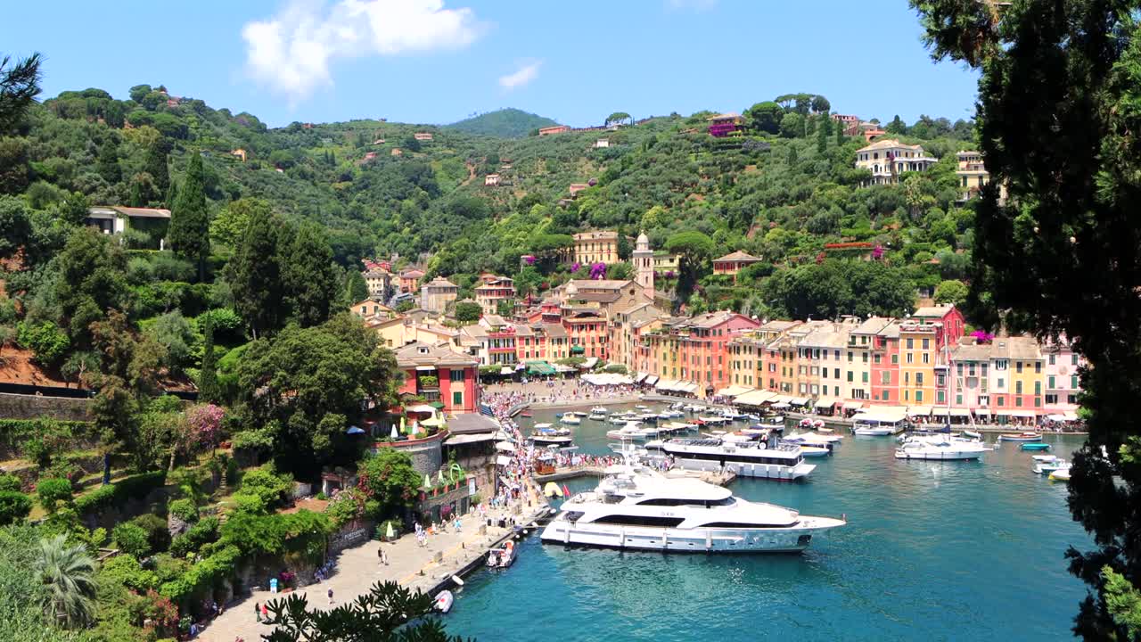 The Italian beaches have magical views that with a trekking you can live the summer of love. It is a paradisiacal place with turquoise blue sea and natural clearing. Beautiful sea