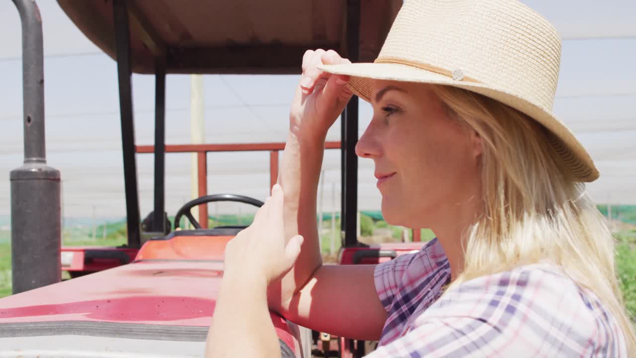 트랙터 앞에 서 있는 행복한 백인 여성의 비디오