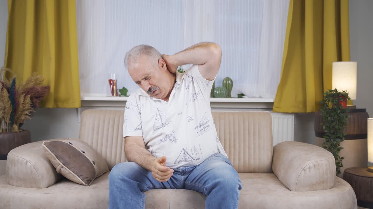 목에 통증이 있는 노인.