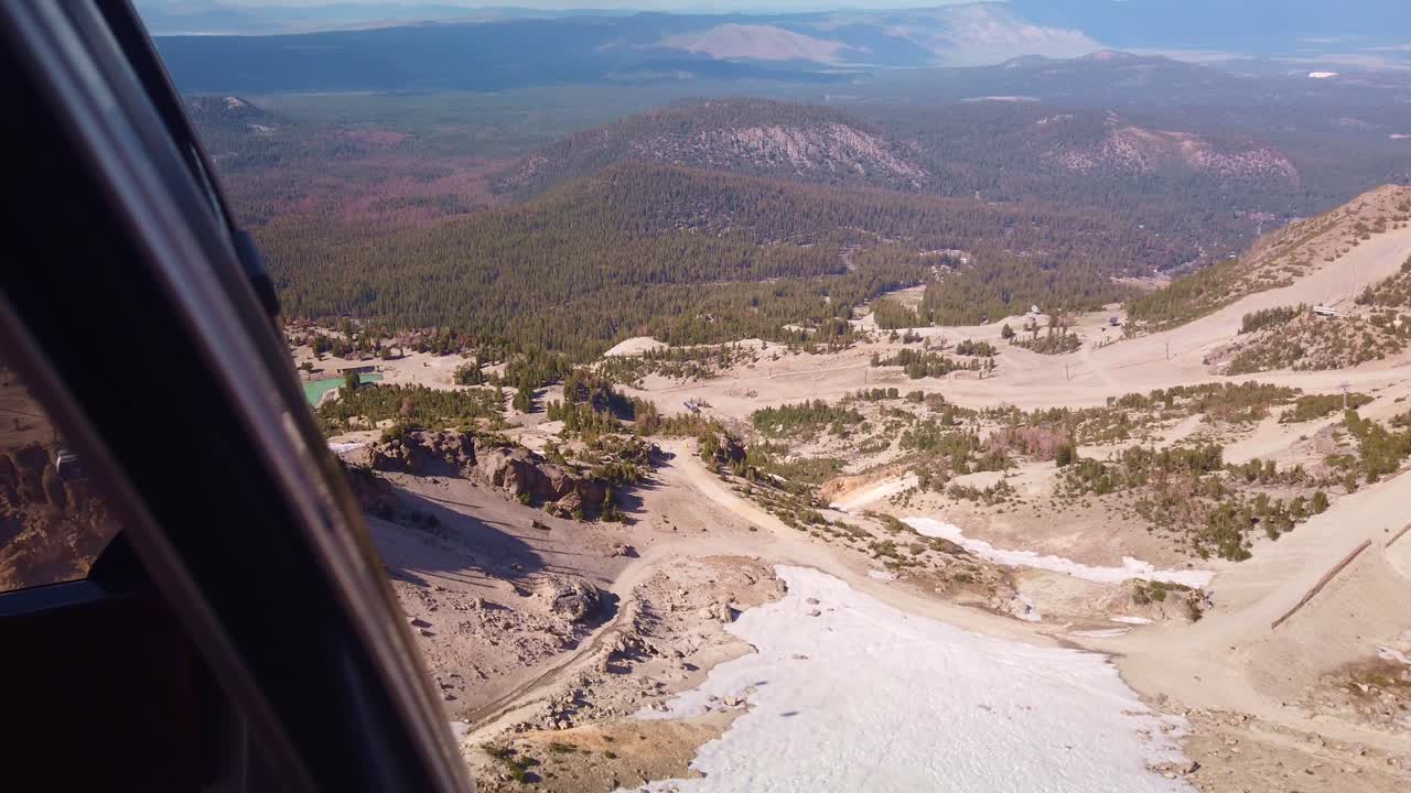 кадр с гондолы во время спуска с горы мамонта на высоте 11 000 футов в калифорнии
