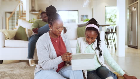 Black-family,-mother-and-girl-with-a-tablet