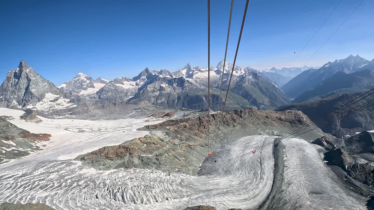 스위스 알프스 산맥의 산으로 둘러싸인 매터호른 빙하 (matterhorn glacier)