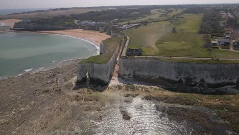 Bahía-De-Kingsgate-Acantilado-De-Tiza-Formación-Costera-Inglés-Kent-Seaside-Vista-Aérea-Descendiendo-Hacia-Adelante