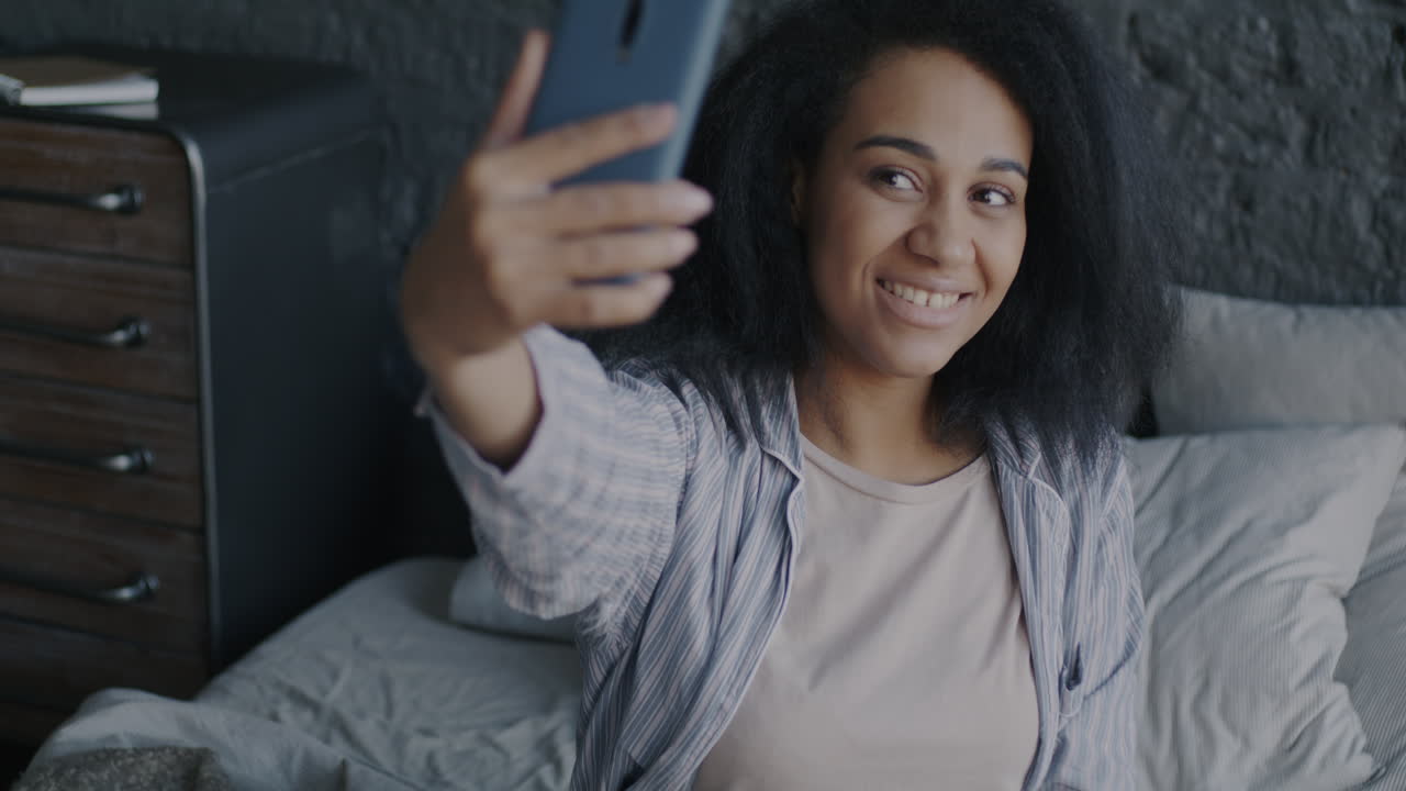 mujer tomando selfies en la cama
