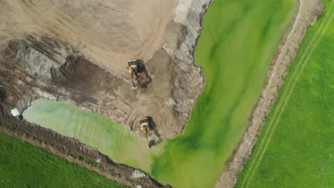 Toma-Aérea-De-Maquinaria-Pesada-En-La-Cantera-Del-Sitio-De-Construcción-En-Europa