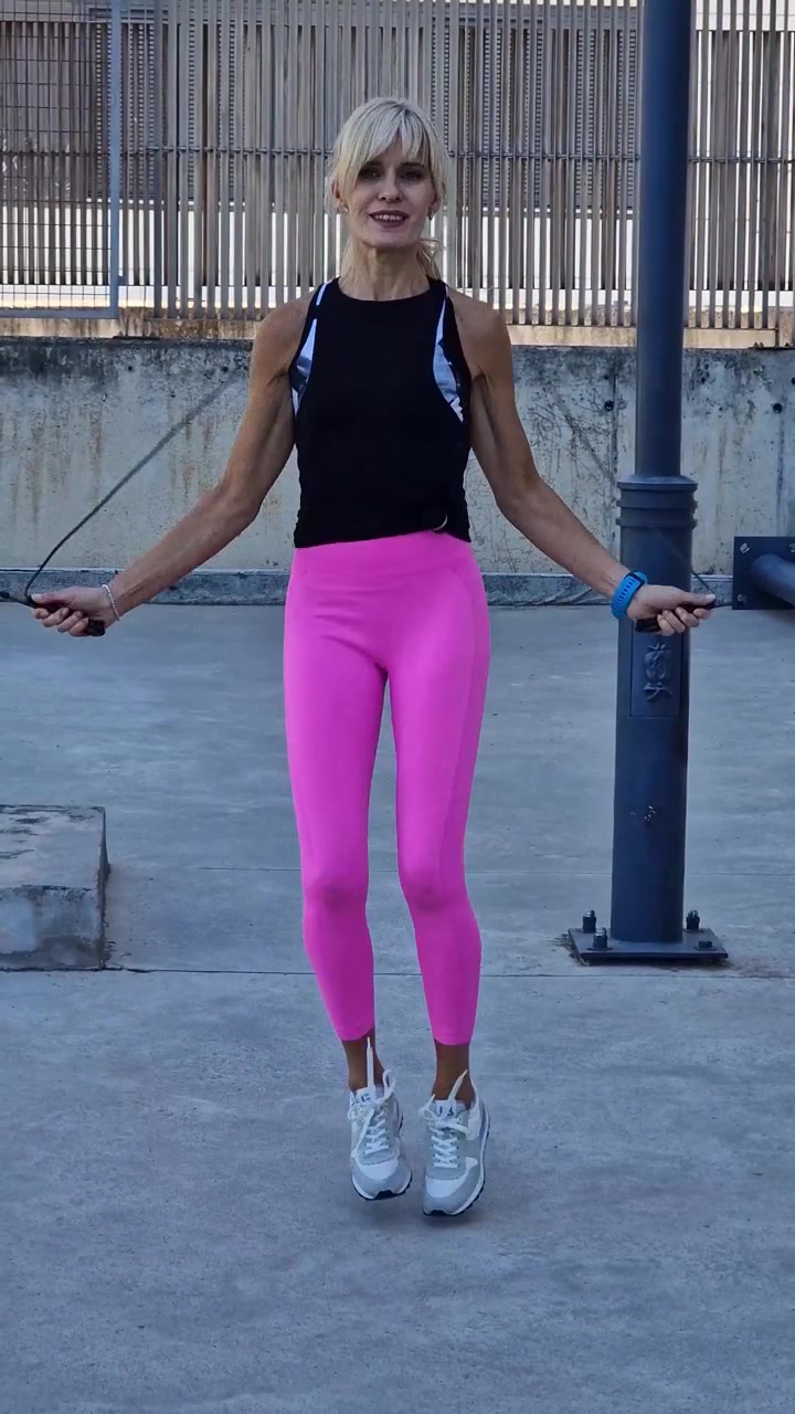 Mujer deportista saltando la cuerda al aire libre.