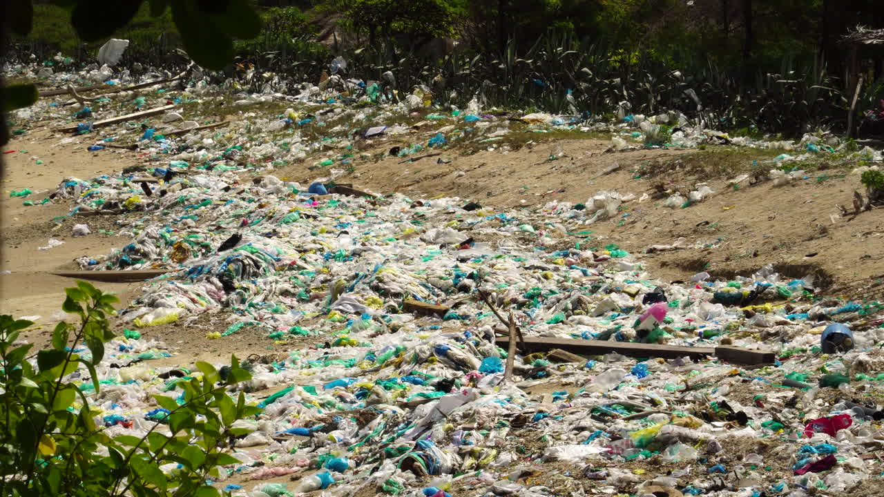 playa llena de basura y basura que causa una severa degradación ambiental