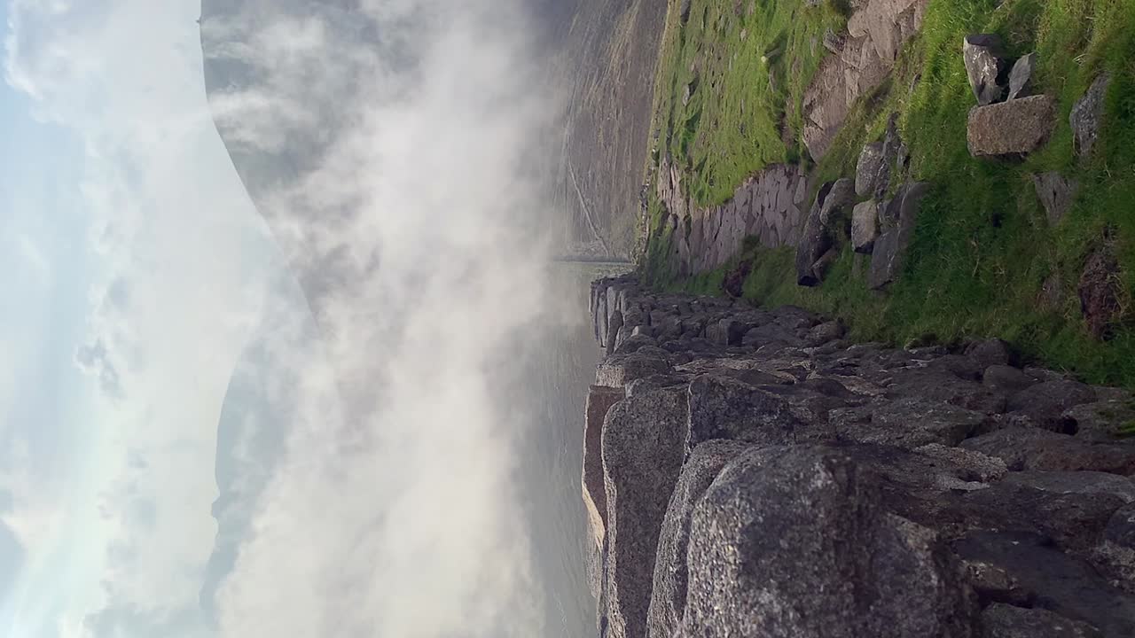Mourne Dağları'nda sisli güneşli bir gün