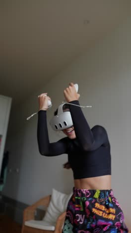 mujer experimentando la realidad virtual en casa