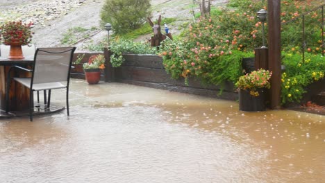 inundación en el patio trasero después de que llegaron fuertes lluvias después de los incendios que sufrió en california el año pasado.