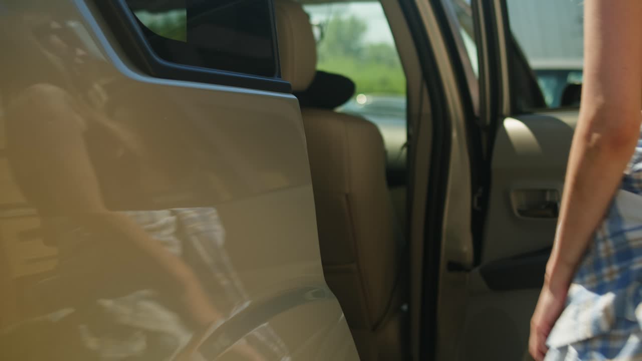 puerta abierta del automóvil con un pasajero dentro