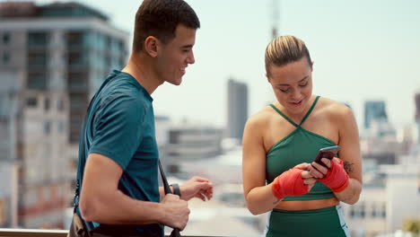 hombre, mujer o equipo de fitness con teléfono para la salud