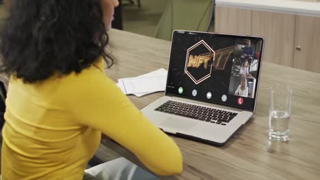 mujer de negocios afroamericana que usa una computadora portátil para videollamadas con diversos colegas de negocios