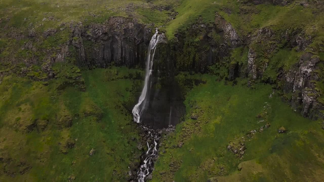 imágenes aéreas de una cascada durante el verano nublado en olafsvik, península de snaefellsness, islandia