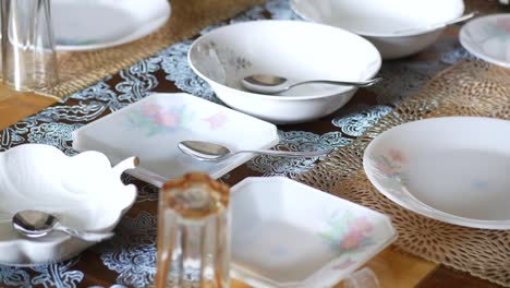cubiertos y plato vacío sobre fondo de madera de arriba hacia abajo