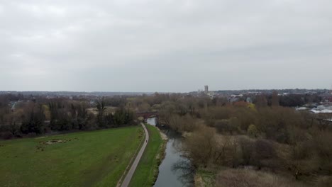 Vuelo-De-Drones-Sobre-Un-Río-En-Un-Parque-Con-Vistas-A-La-Ciudad-De-Canterbury