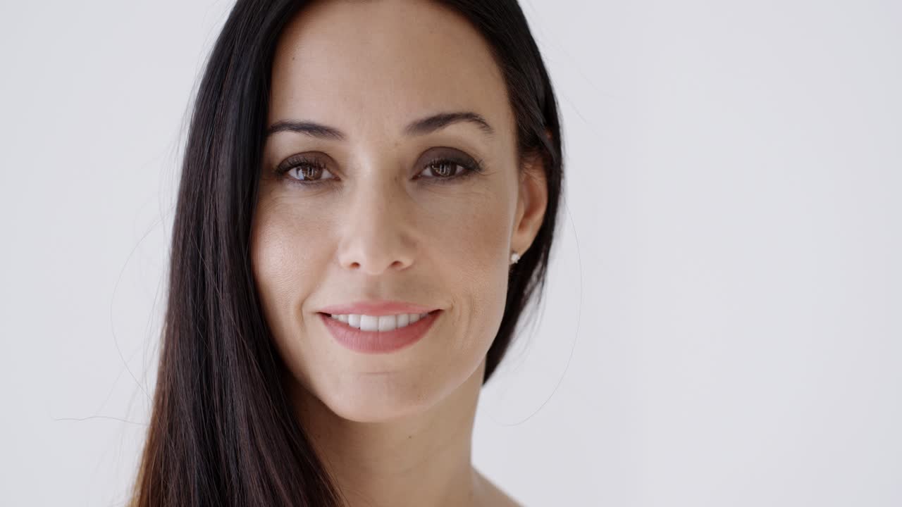 una joven hermosa con una hermosa sonrisa.