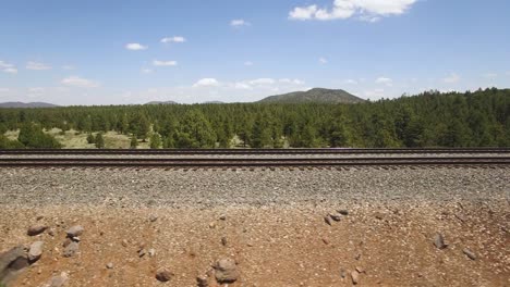 Panorámica-Aérea-A-Lo-Largo-De-Las-Vías-Del-Ferrocarril-Cerca-De-Williams,-Arizona.