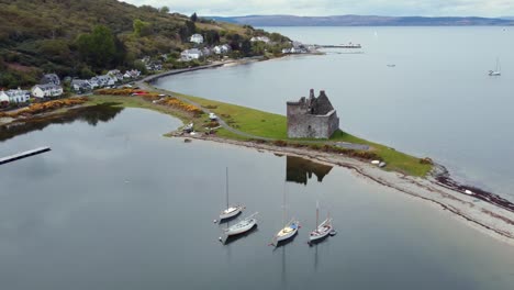 Luftbild-Von-Lochranza-Castle-Auf-Der-Isle-Of-Arran-An-Einem-Bewölkten-Tag,-Schottland