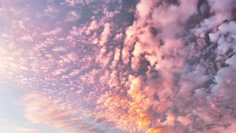 nubes y sol en el cielo azul moviéndose desde la izquierda, lapso de tiempo