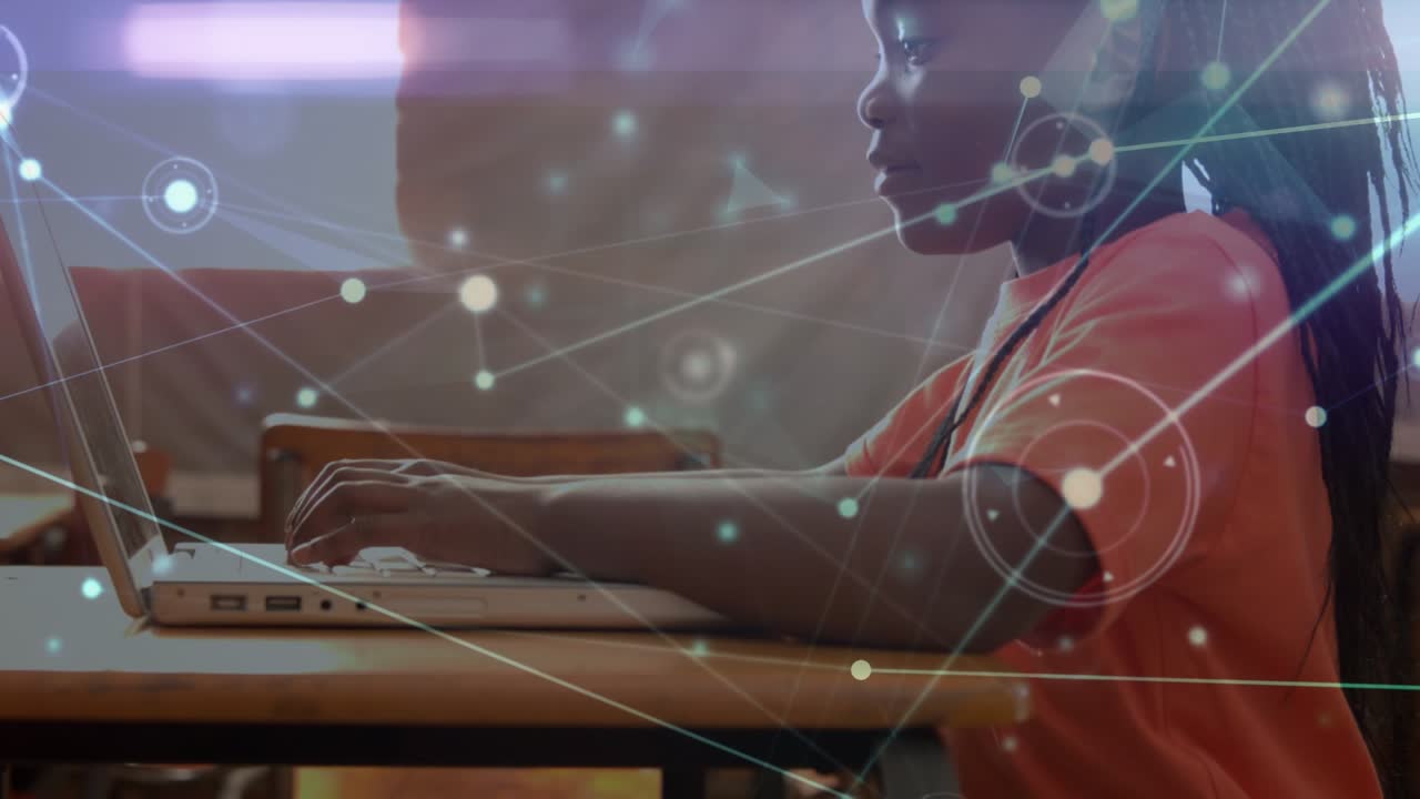 Animation af et netværk af forbindelser over en afroamerikansk skoledreng, der bruger en bærbar computer.