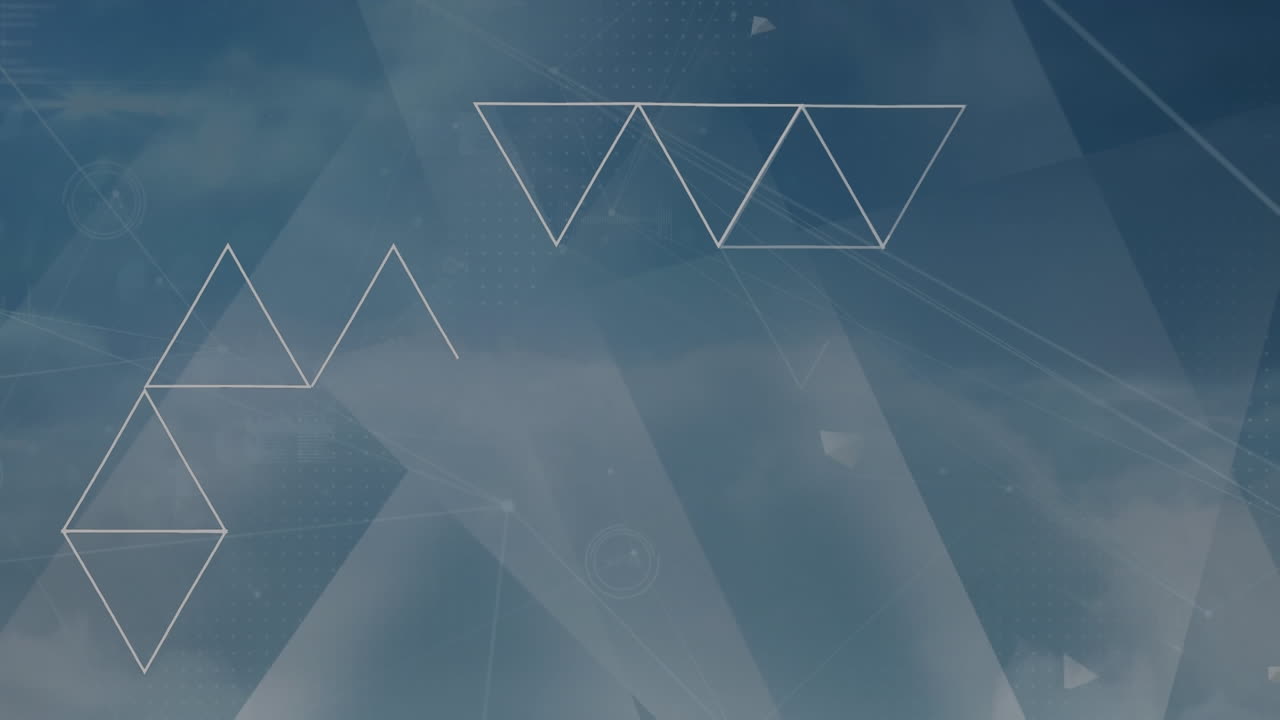 formas triangulares abstractas contra nubes en el cielo azul