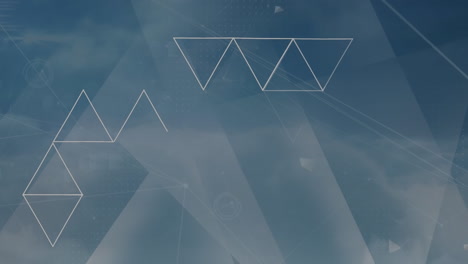 formas triangulares abstractas contra nubes en el cielo azul